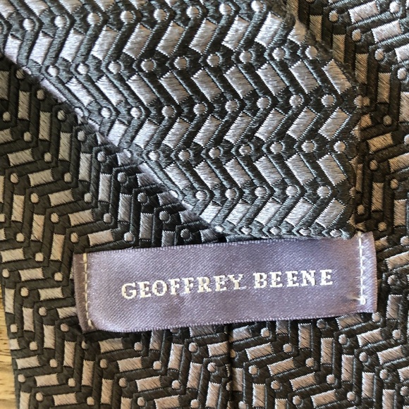 GEOFFREY BEENE 100% silk Grey Silver Textured “line” SafetyPin Pattern $129 NEW - Picture 7 of 16